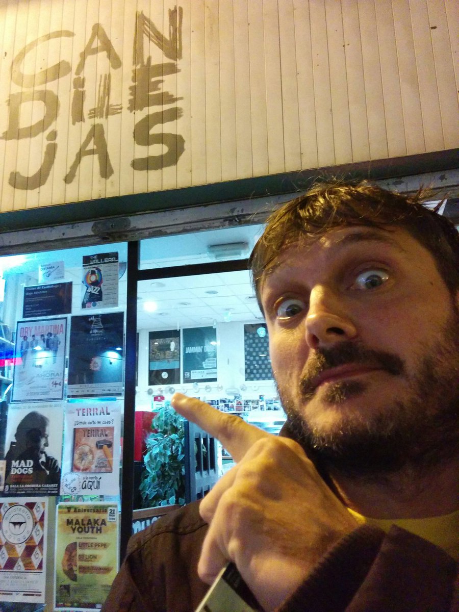 Recogiendo las entradas para el concierto de esta noche en <a href="/lacocheracabare/">La Cochera Cabaret</a> gracias como siempre a <a href="/DCSCandilejas/">discos candilejas</a>