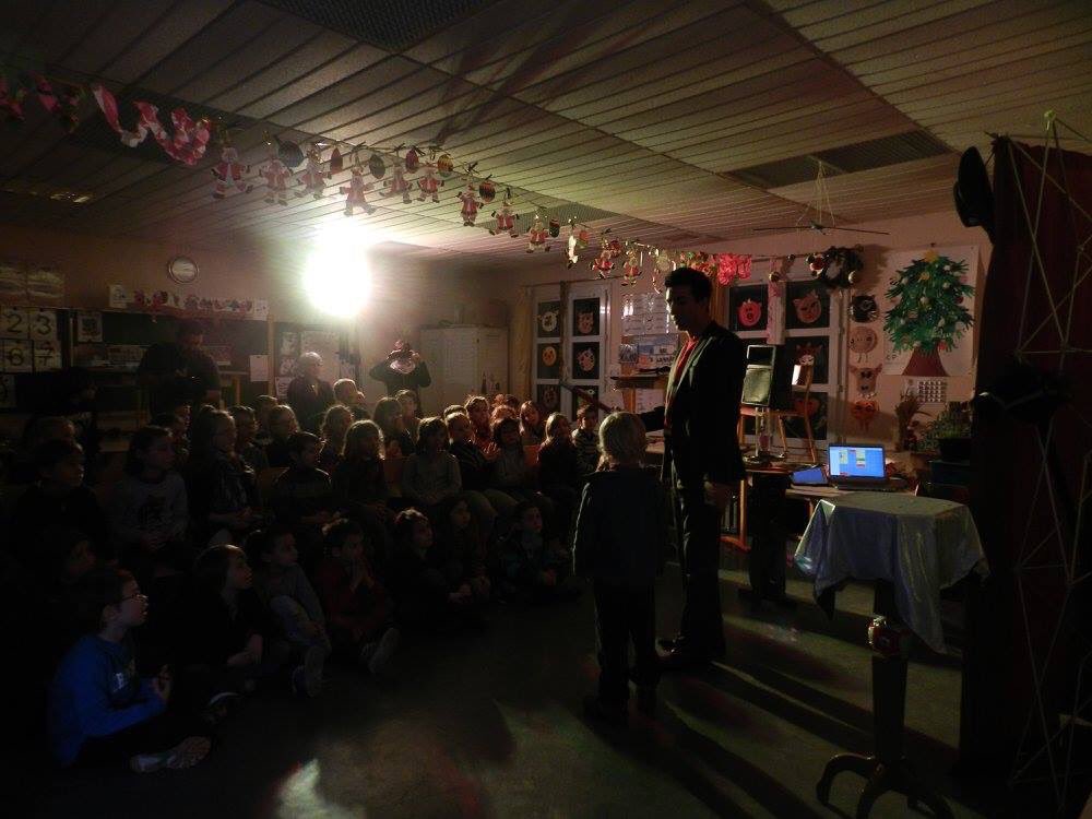 magicritchie's tweet photo. Dernière répétition du spectacle avant le début de la saison des fêtes de fin d année. #spectacledemagie #magicshow https://t.co/BWZ3bVXC8n