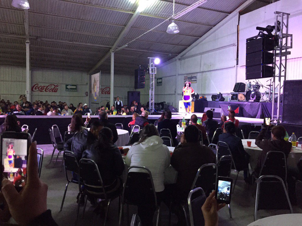 SoyKarlaLuna's tweet photo. Gracias a la gente de SALTILLO que se dio cita en el show ayer por la noche 😘👍 https://t.co/uZw7ajG9Ee
