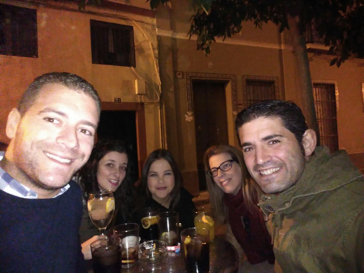 SaavedraFJ's tweet photo. Tarde de copas con los amigos #Felízfinde https://t.co/qzFJrxuyRg