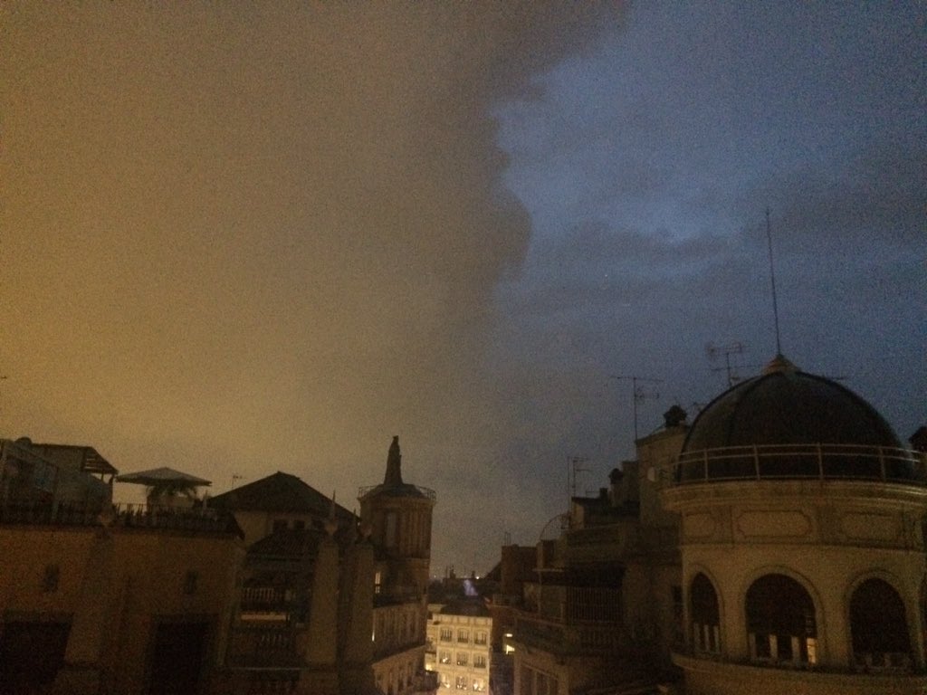 sandraucles's tweet photo. En el centro de Granada con el teatro Isabel la Católica de fondo, y con estas nubes.. @tiempobrasero https://t.co/lJuAiPxvnB