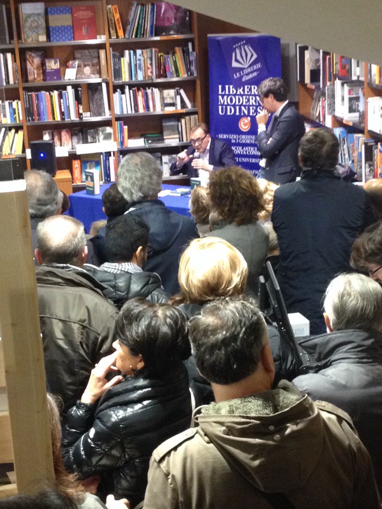 Libreria moderna piena per A Noi di <a href="/Tommasocerno/">Tommaso Cerno</a> <a href="/messveneto/">messaggeroveneto</a>
