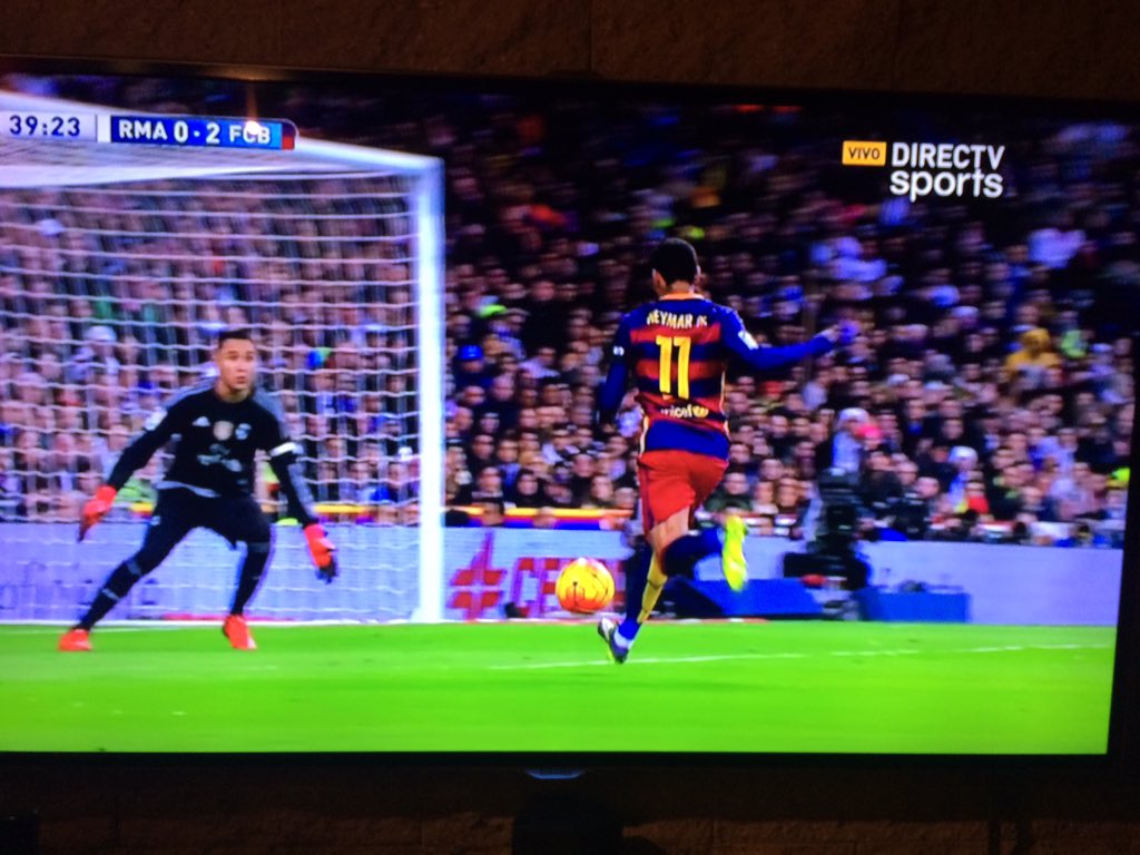 DEPS10's tweet photo. #FutbolEnDIRECTVClasico Instante del zapatazo del 2do gol del #FCB https://t.co/E80au6AFdz