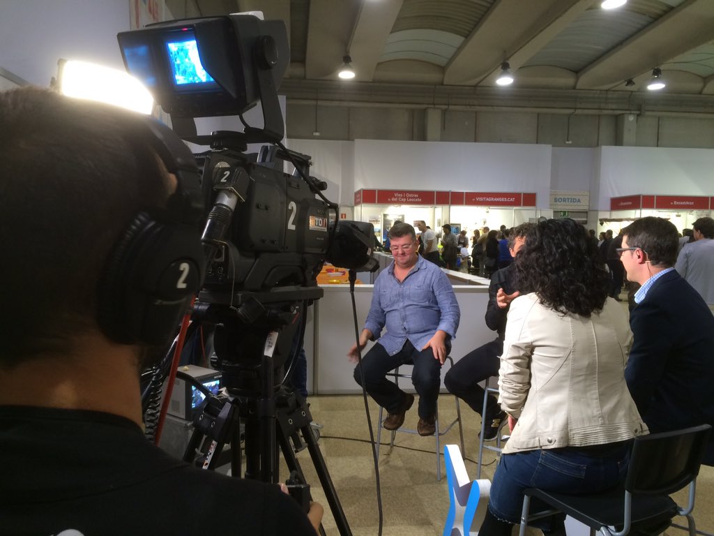 carles_gi's tweet photo. Ara mateix al plató de #OlotTv de @firaorigens @pepnogue amb @xeviverdaguer #firaorigens15 https://t.co/0xXkaSHOTI