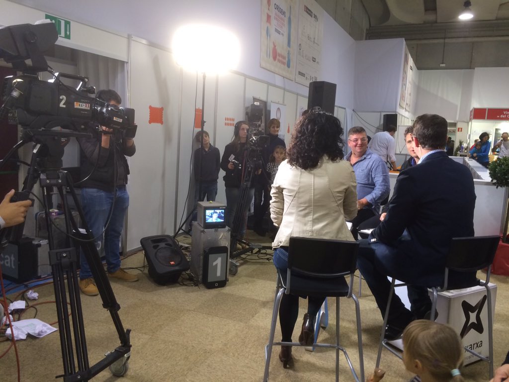 carles_gi's tweet photo. Ara mateix al plató de #OlotTv de @firaorigens @pepnogue amb @xeviverdaguer #firaorigens15 https://t.co/0xXkaSHOTI