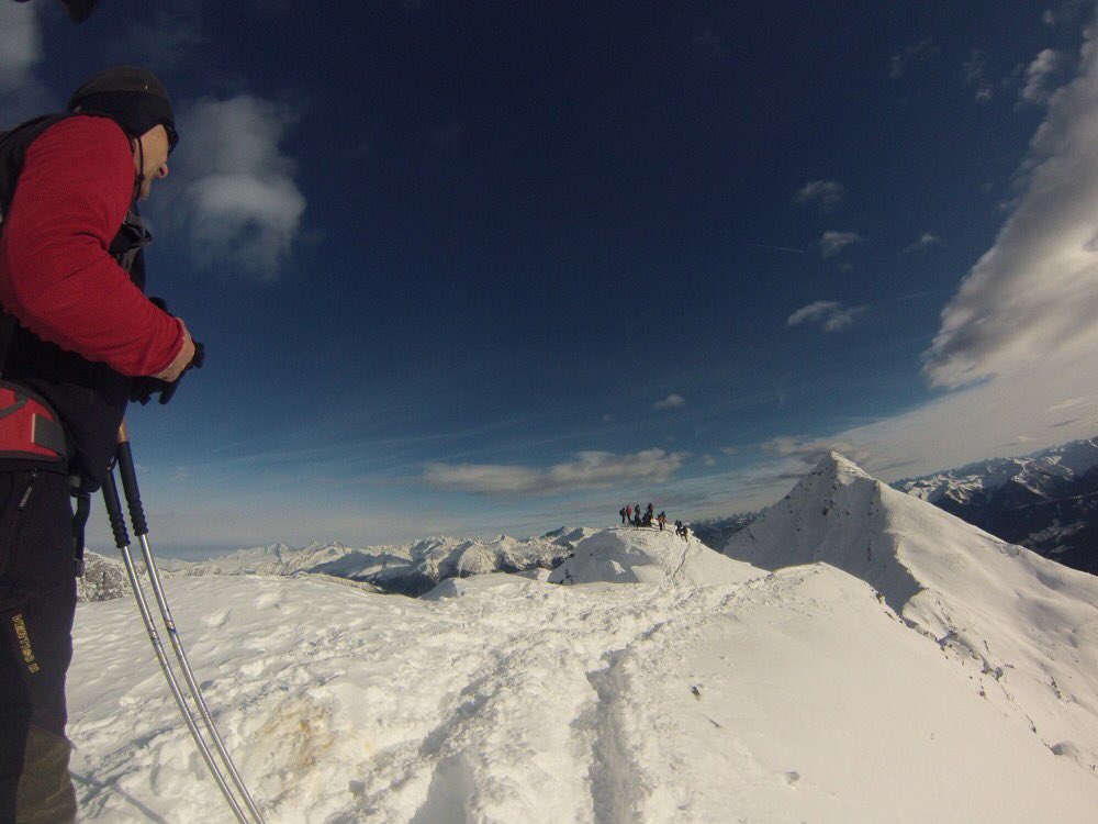 Nik_Bianco's tweet photo. Sta piovendo e ci sono 5ºC. Cosa vuol dire? Che a mille metri sta scendendo la prima neve❄️🌨🎉✌🏼️ https://t.co/mMNesbRoUL