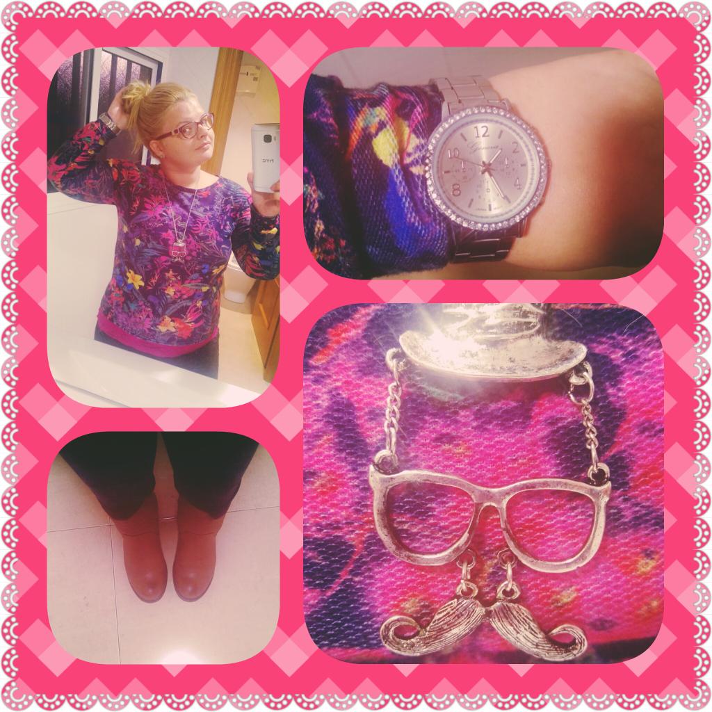 HelloAnaBanana's tweet photo. A little #ootd from my office bathroom π· #saturdaynightwork #nomakeup https://t.co/XcL51drNdN