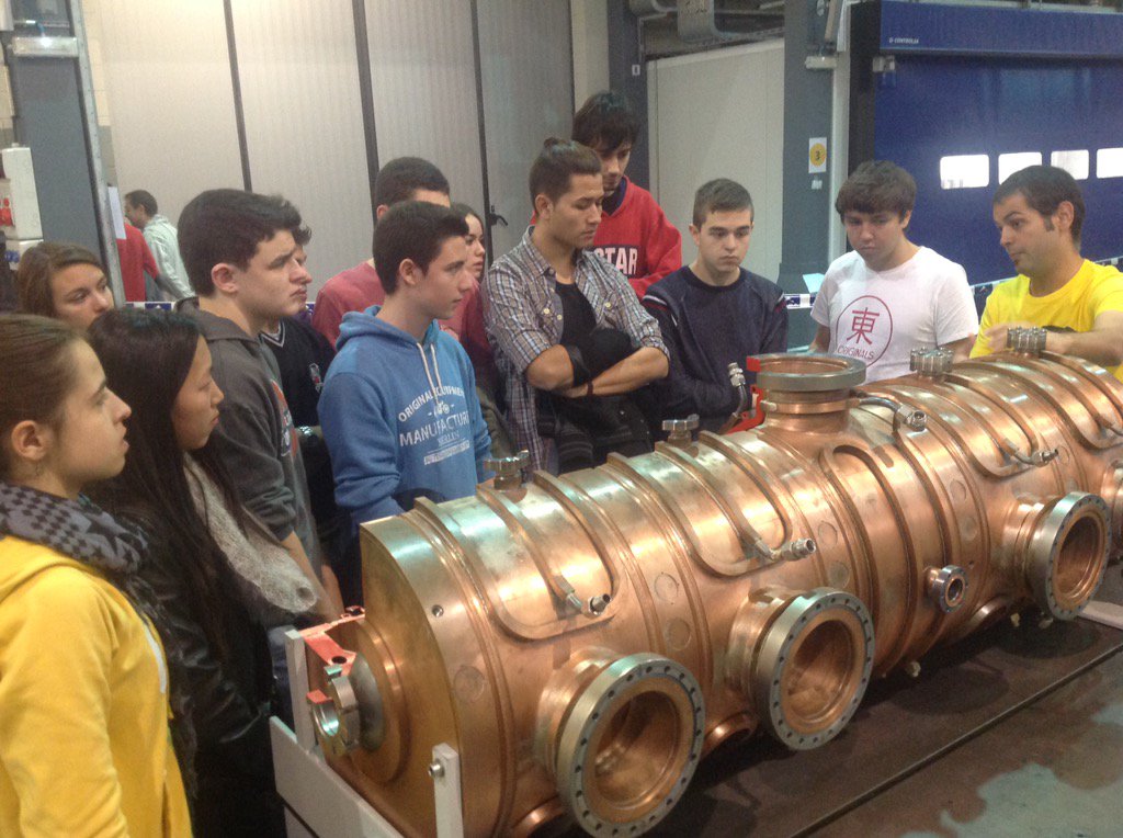 miquelpadilla's tweet photo. #SC15cat Els alumnes de Física 2n Batx @stMiq visitem el Sincrotró ALBA durant #ALBAOpenDay @ALBAlightsource https://t.co/bI5m8jLG9q