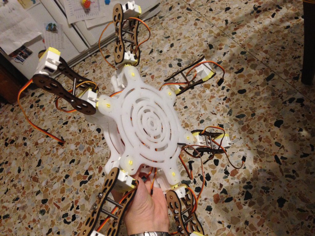AmuroGameDev's tweet photo. #roboticspider 4.0 sta arrivando @3DUrbanEssence @HelloWitLab https://t.co/UBJcC8vJBH