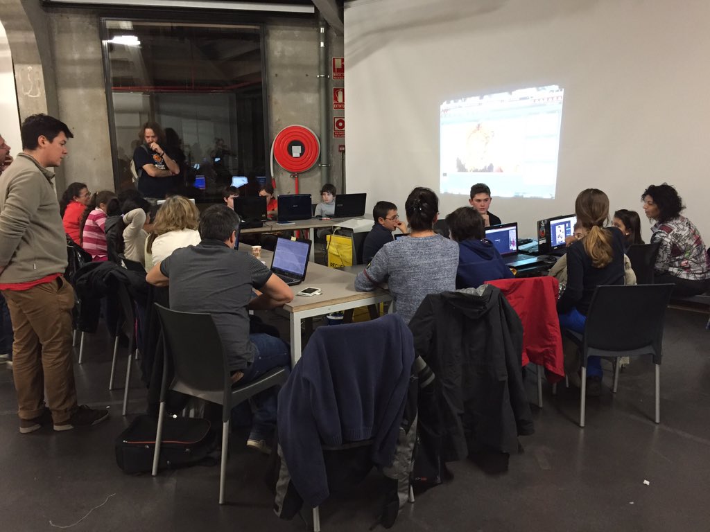ralcaldecazorla's tweet image. Hoy en @CoderDojoMLP #scratch II desarrollando con clones y listas y después PIXLR
