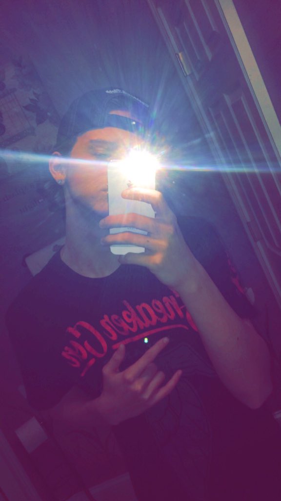 KasenWalden's tweet photo. flash photography 🕶📸 https://t.co/p95fFM1Qmh