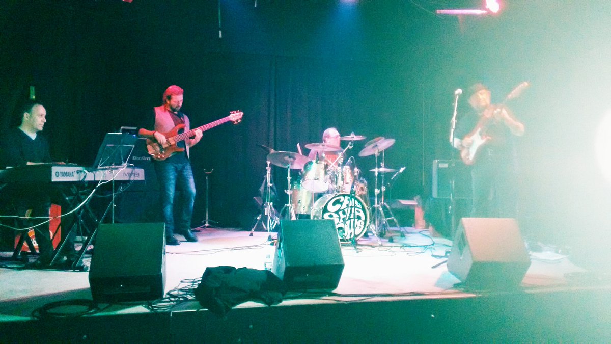 guardetxeurgull's tweet photo. Jazz rock melódico a estas horas, un placer con los #Canshadows @ttanttakun https://t.co/TzNBPcve84