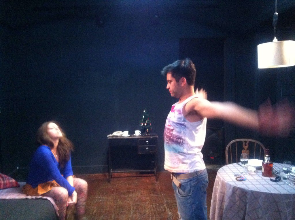 teatrografiacl's tweet photo. Los estamos esperando en @espacio_CEAT. Acá los actores preparándose para la función de hoy, 21:30 hrs. #Miente. https://t.co/I2srjVwmiI