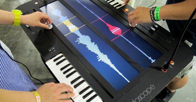 reaktorplayer's tweet photo. The Collidoscope Synthesizer – A Collaborative ‘Musical Microscope’ » Synthtopia : https://t.co/3fTy6hjHxD https://t.co/iXWyhkYDVB