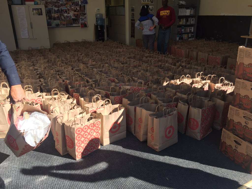 1YCEU's tweet photo. #sfpal help families in need with the help of #APRI @JadeFlinity @SFPDCares @SFPD https://t.co/F9LgJ99lvx