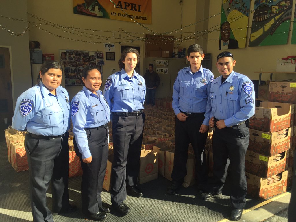 1YCEU's tweet photo. #sfpal help families in need with the help of #APRI @JadeFlinity @SFPDCares @SFPD https://t.co/F9LgJ99lvx