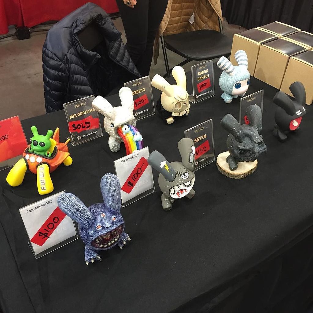 FoomToys's tweet photo. Swing by booth 708 for some amazing CustOmmys! #DesignerCon #ommy #customtoy #cute #art https://t.co/i3FhVzm4h2 https://t.co/gjvYU4MNcl