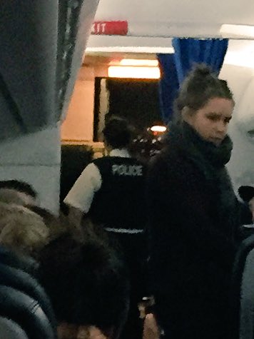 roelvanhees's tweet photo. Politie verwijderd de 2 mannen met verdacht gedrag #kl1024 https://t.co/s4l1baGK05