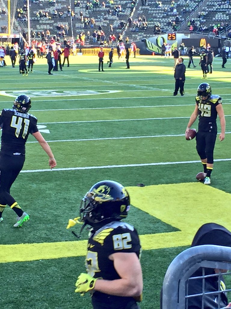 DatGreenblatt's tweet photo. #UniUpdate from the endzone. #GoDucks #BeatUSC https://t.co/iO47V3qzTy