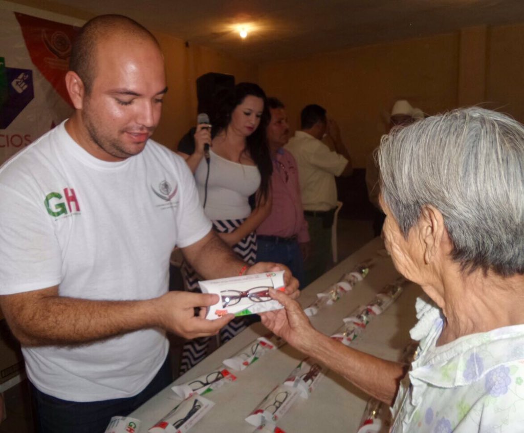 GloriaHimelda01's tweet photo. equipo #GH01 regreso a Estación Naranjo para hacer entrega de lentes gratuitos #BrigadaPorTuBienestar @DiputadosPRI https://t.co/2hb7V9oDFv