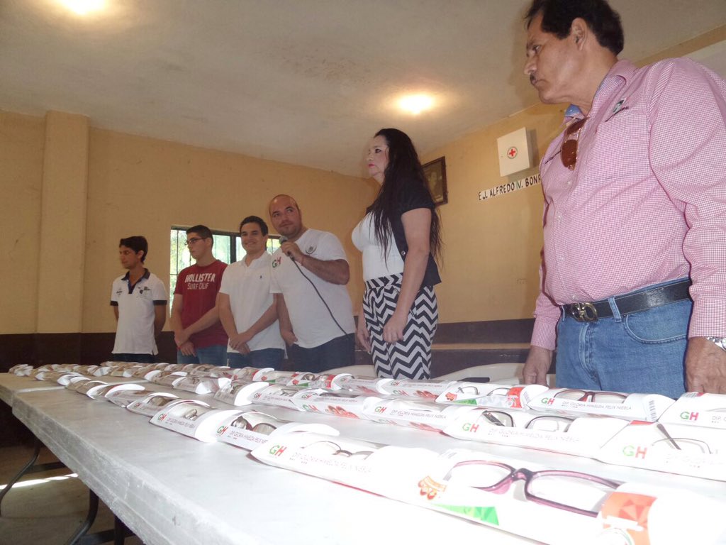 GloriaHimelda01's tweet photo. equipo #GH01 regreso a Estación Naranjo para hacer entrega de lentes gratuitos #BrigadaPorTuBienestar @DiputadosPRI https://t.co/2hb7V9oDFv