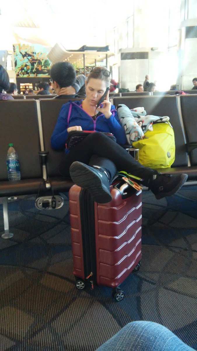sosososassy's tweet photo. #Ct454 technology is the only thing thats keepn her connected to her boo. I hope she can last these 10 days https://t.co/DPdDlm9ahT