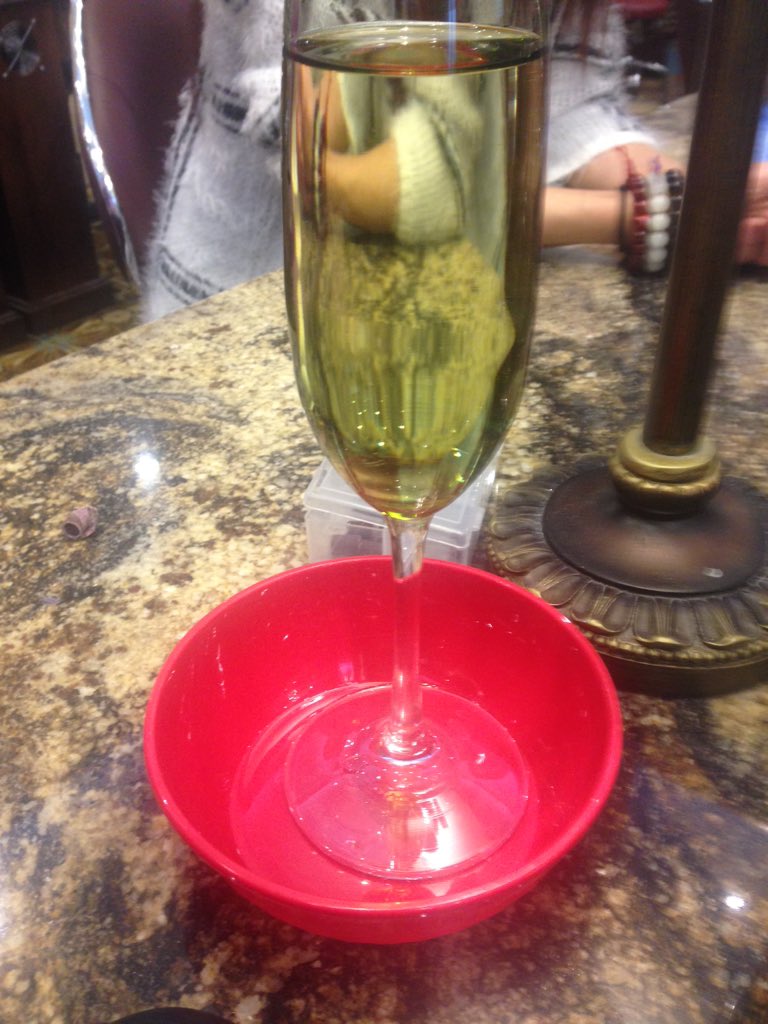 HollyanneLiz's tweet photo. Buckeyes game and getting my nails done. They know me too well.. I get a bowl with my wine. #spillsmcgee https://t.co/QVN56m912G