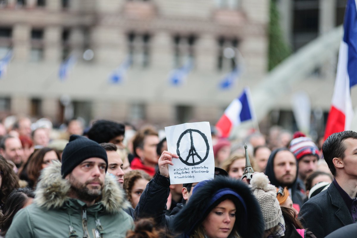 Hipertextual's tweet photo. Grandes falsedades tecnofóbicas sobre los atentados terroristas en París https://t.co/wci6Fttstg https://t.co/Jt3RYsmGrP