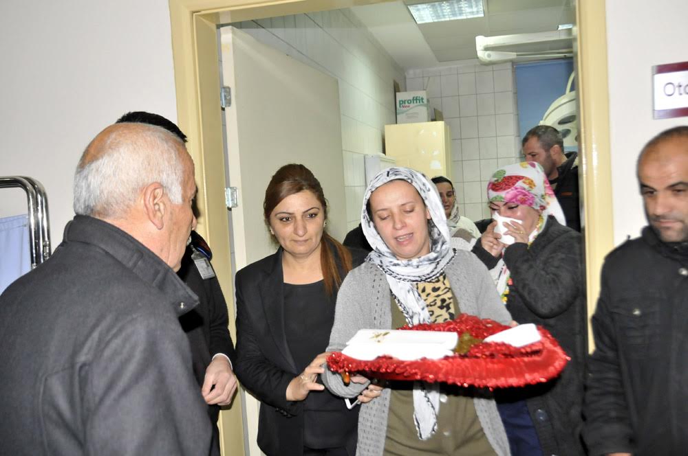 yuksekovahaber's tweet photo. #Yüksekova'da hayatını kaybeden ve nişanlı olduğu öğrenilen Naim Noyan'ın ailesi, hastaneye kına tepsisi ile geldi. https://t.co/VCmP1DhOBh