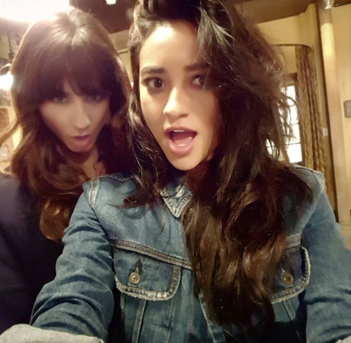 PLLonMax's tweet photo. Happy #SelfieSaturday! 😉
Send us selfies of how excited you are for the #PLL special this Tuesday! https://t.co/9dj2U8gJxv