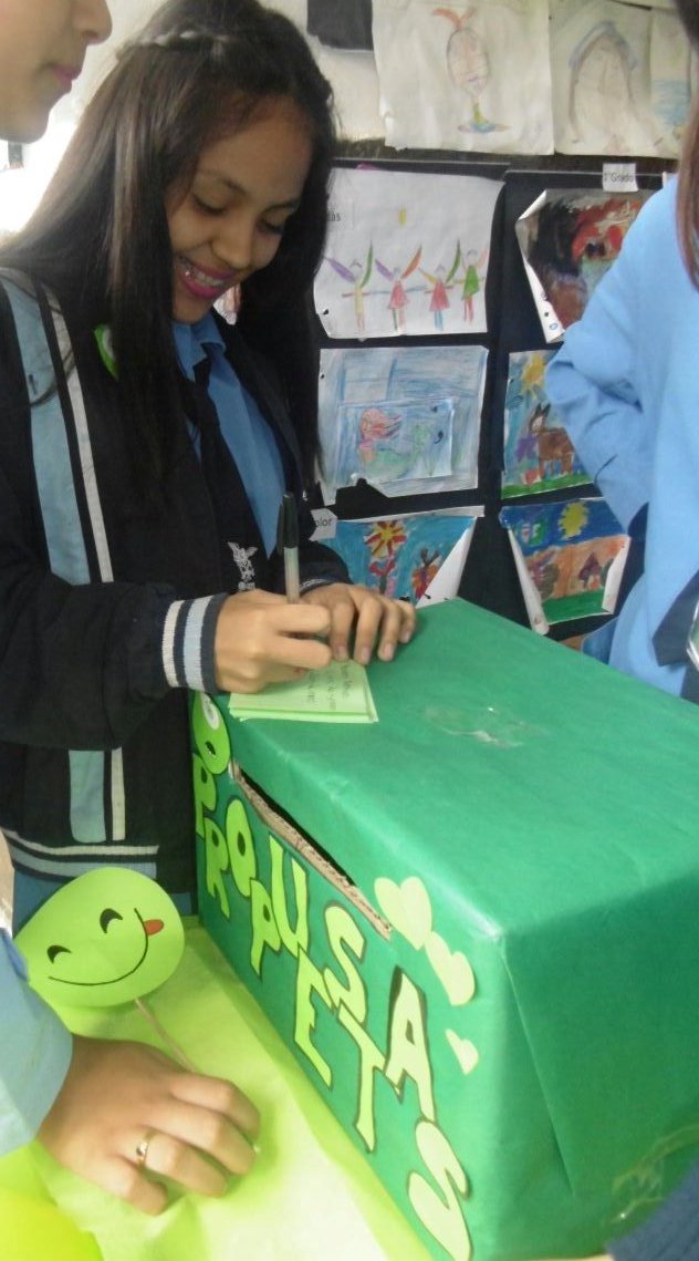 Lista_Verde16's tweet photo. Gracias por acercarse a nuestro stand y aportar sus ideas para el #Ceism2016. El centro somos TODOS💚 #VotaListaVerde https://t.co/K0Qm2wDsLg