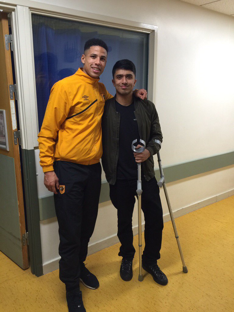 hassanali0121's tweet photo. Seeing @TheCurtisDavies made my day good luck in the future #hullfc https://t.co/BIzYhZke5Q