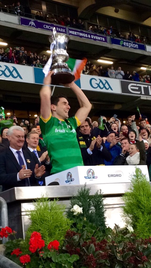 officialgaa's tweet photo. Captain Bernard Brogan lifts the Cormac McAnallen Cup as Ireland defeat Australia in this #EirGridIntRules test #GAA https://t.co/9l2y2kbrSo