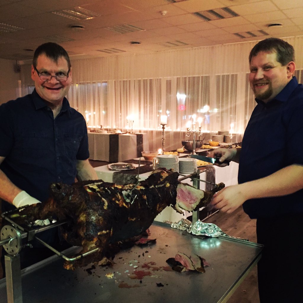Oliraggi's tweet photo. Heilgrillaður skrokkur #bjossiogsteina https://t.co/zynyzDHONB