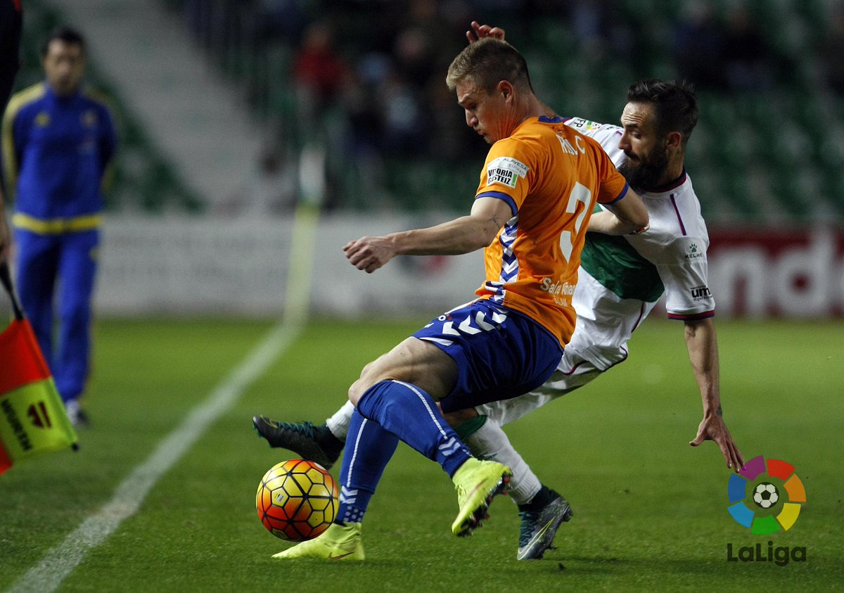 ¡VICTORIA! Elche CF 0 - <a href="/Alaves/">Deportivo Alavés</a> 1. El equipo suma los 3 puntos con un golazo de falta de Raúl García #ECFvALV