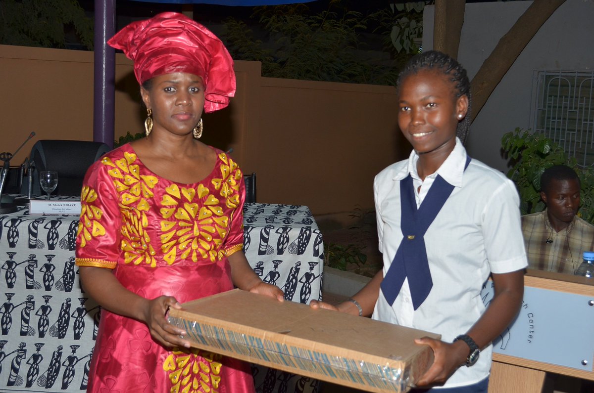 remise d'ordinateurs aux filles #girlsinict #kebetu #Senegal <a href="/itu/">Int’l Telecommunication Union</a>