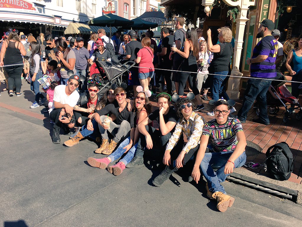 rogergzz's tweet photo. Así la pasamos en #DisneyHolidays con mis amigos #Timberteam 👞 https://t.co/ylenGVfTMV