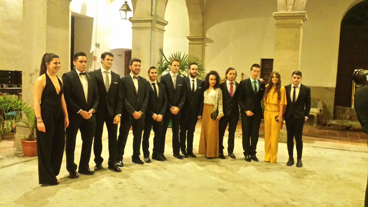 alfiljuvenil's tweet photo. Que guapo iba nuestro equipo de Alfil Juvenil ayer en la gala👔👚⌚🍷 #protocolo2015 https://t.co/q0CnGxp0Ar