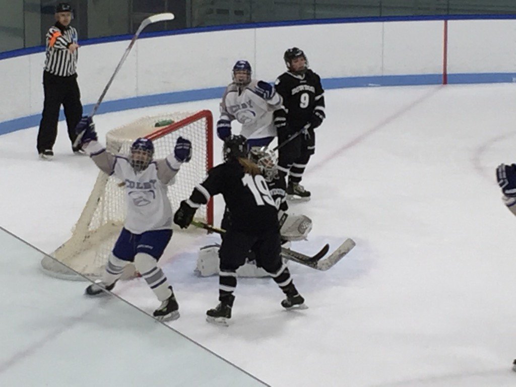 SteveAtColby's tweet photo. Mules tie up @BowdoinCollege 2-2 late in second period. @ColbyCollege women's #icehockey https://t.co/LkhcnyGGlB