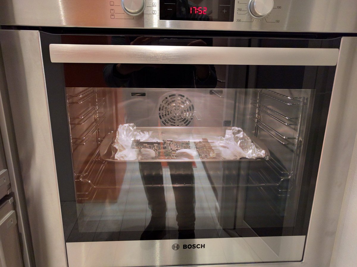 web_theory's tweet photo. Macbook nel forno? Si si può #riparazioni #Webtheory #biella #DontTryThisAtHome https://t.co/x80tiJSVZ3
