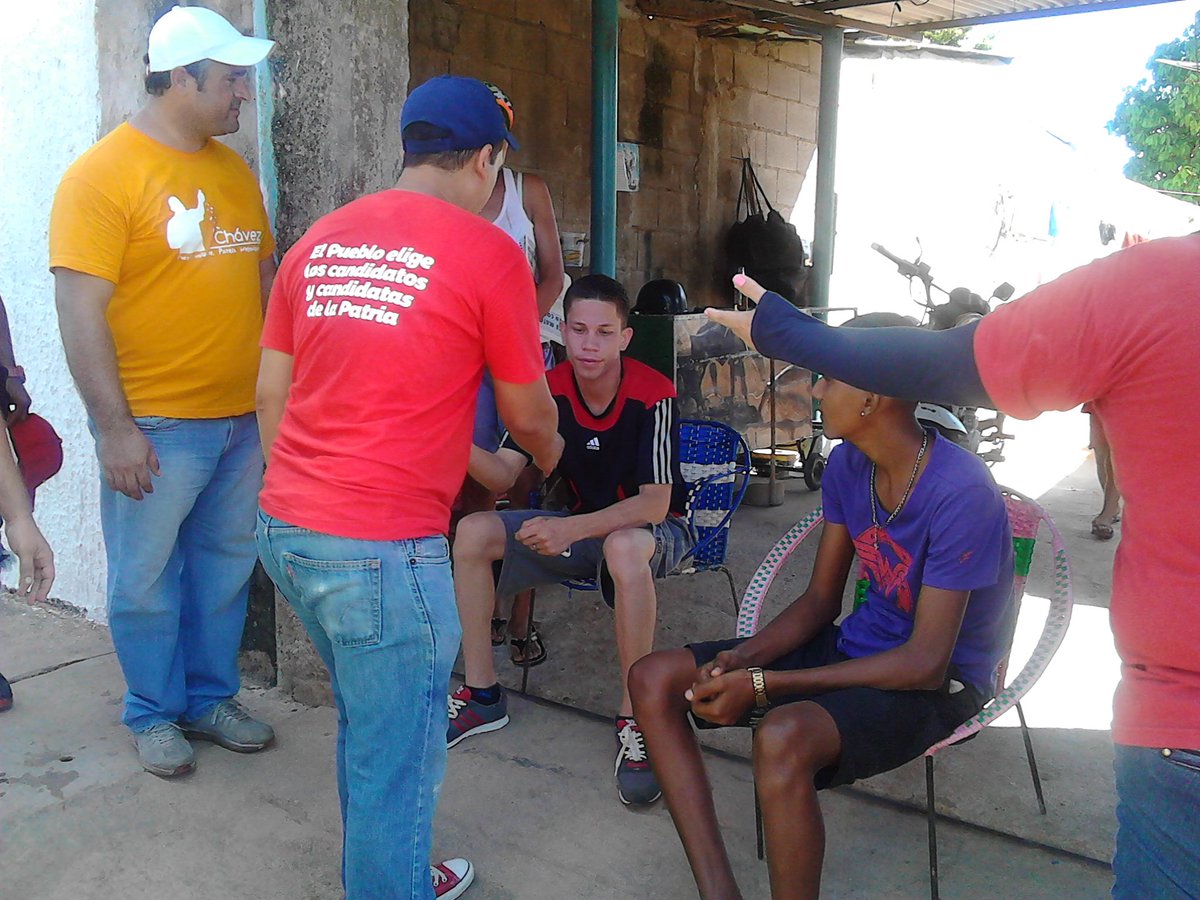 PrensaEdwinR's tweet photo. Desde Playa Grande/Carúpano @EdwinRojasM activado en el CasaXCasa @PartidoPSUV @SucreVictorioso @NoticiasdeSucre https://t.co/rW8SAXSg56