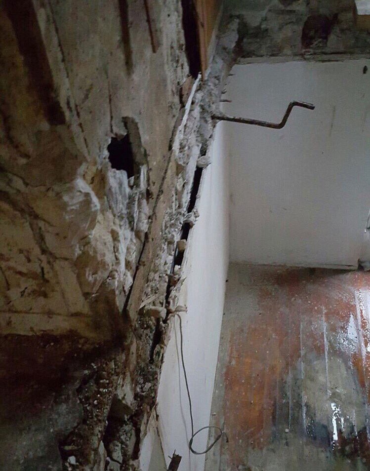 GuillaumeAuda's tweet photo. 1ères images de l'appartement de #SaintDenis après l'assaut. Via @MailOnline cc @denisdijon1 https://t.co/R5l0SbJlLJ https://t.co/8CmuSM0liP