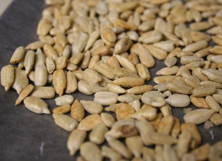 Pelar las pipas para hacer un montoncito y comértelas luego todas a la vez, yo nunca pasé de 10.