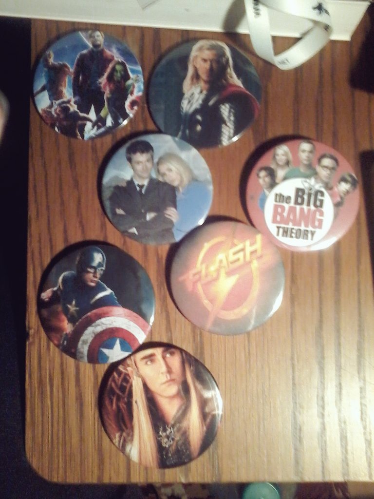 ruisaur's tweet photo. I GOT BADGES. LOT OF BADGES. YAS.
#nerd #serialkon #marvel #doctorwho https://t.co/YeyiOLK7qI