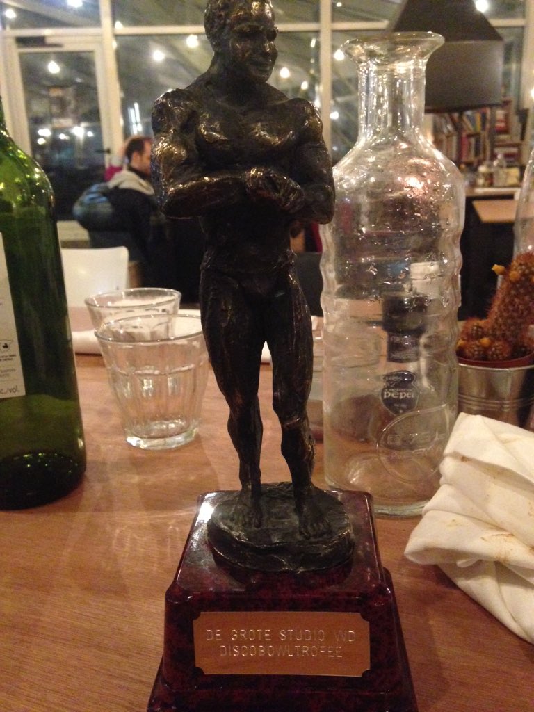 thiessenmark's tweet photo. Ik heb een bowltoernooi gewonnen. Mooie acceptance speech. Dank aan alle fans! #studiovvd https://t.co/VW7wNDz83R