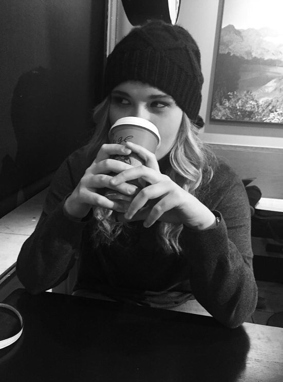 intoxjauregui's tweet photo. why are my hands so large https://t.co/zpT0GT7xhK