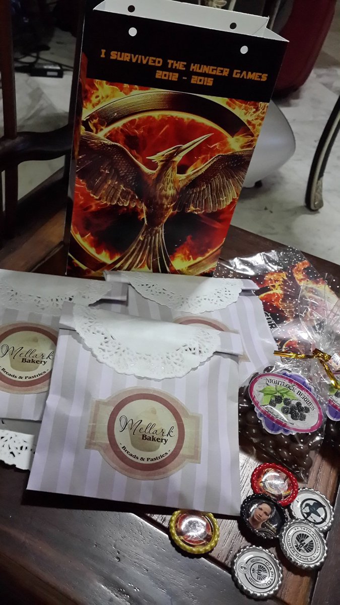 Mau tau isi goodie bag dari Madam? Tas Mockingjay, stiker2, pin, magnet, permen Nightlock dan Mellark Bakery 😄😄