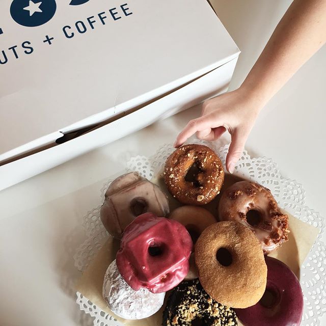 AGLOWmag's tweet image. Fueling up for a big day&apos;s work with @stumptowncoffee and @BlueStarDonuts. #pdx #AGLOWmag #DesignAglow