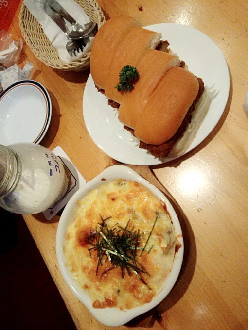 おはよう(*>&omega;<*) 風邪なおったからコメダでいっぱい食べるぞ(&acute;,,&bull;&omega;&bull;,,｀) https://t.co/XwFB4MQ32b