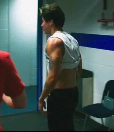 daddydeadz's tweet photo. I can hear from here all the screams of all the calum girls on the planet https://t.co/r2eMXlk0Ib